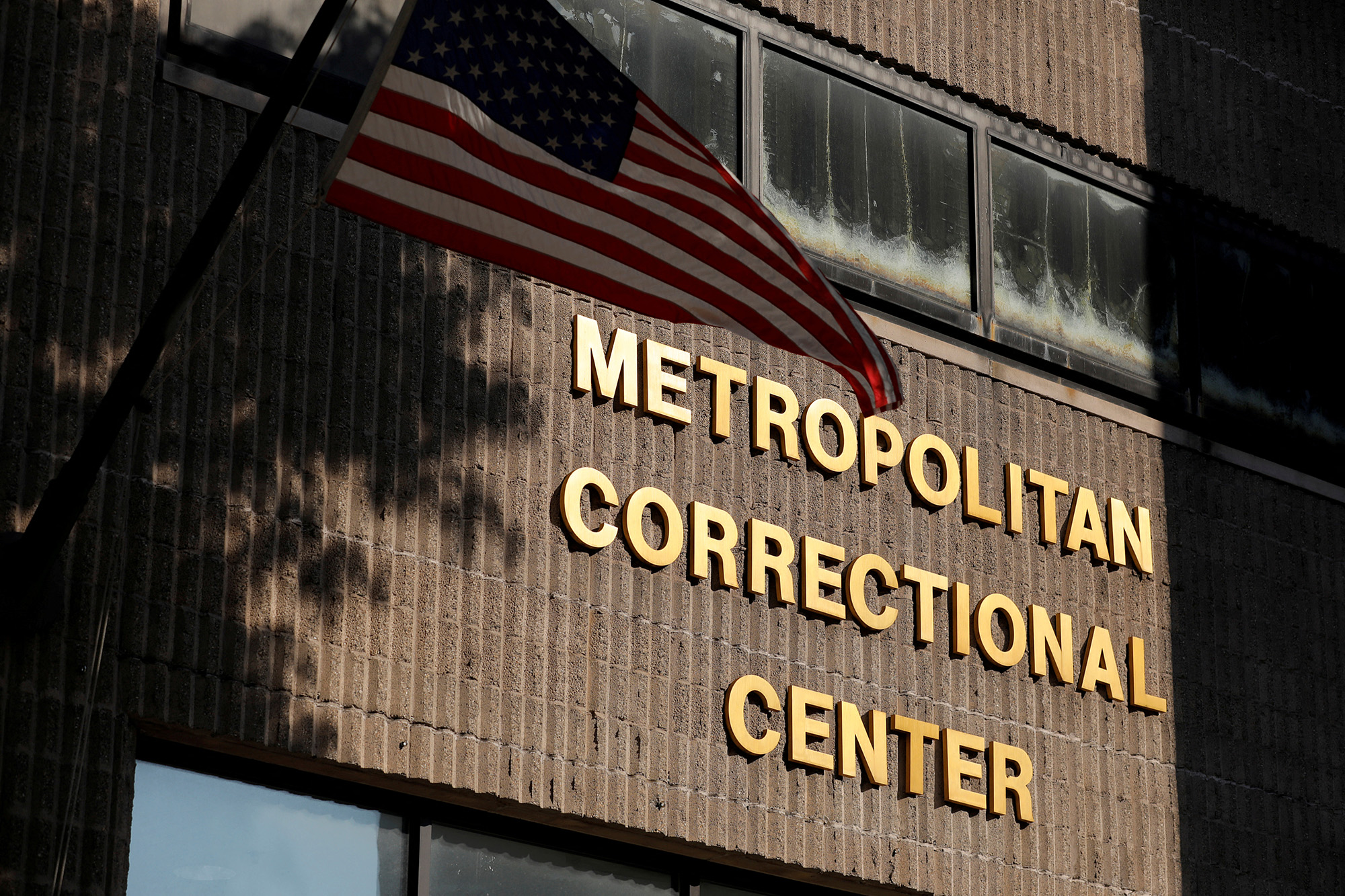 NYC jail guard arrested for allegedly lying in probe over loaded gun ...