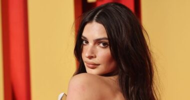Emily Ratajkowski Goes N@ked—Bold Hat Steals the Show